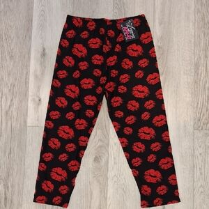 Stylish Black Leggings with Red Lip Pattern CAPRI LENGTH